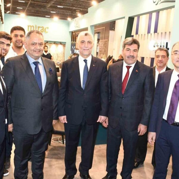 Ticaret Bakanı Ömer Bolat fuarda halıları inceliyor-5