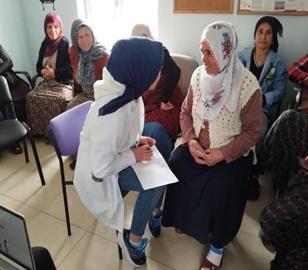 Tokat’ta ‘Çınar Ağacının Gölgesindeki Güçlü Kadınlar’ Projesi ile Köy Kadınlarına Kemik Erimesi Eğitimi