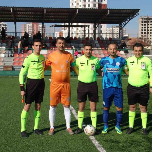 Tomarza Belediyespor oyuncuları gol sevinci-1