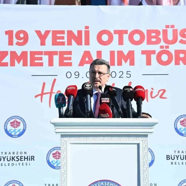 Trabzon Büyükşehir Belediyesi Başkanı Ahmet Metin Genç yeni otobüslerin hizmete alınması töreninde.-1