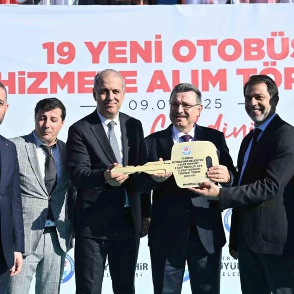 Trabzon'da yeni otobüslerin kurdele kesimi ile hizmete girdiği tören-3