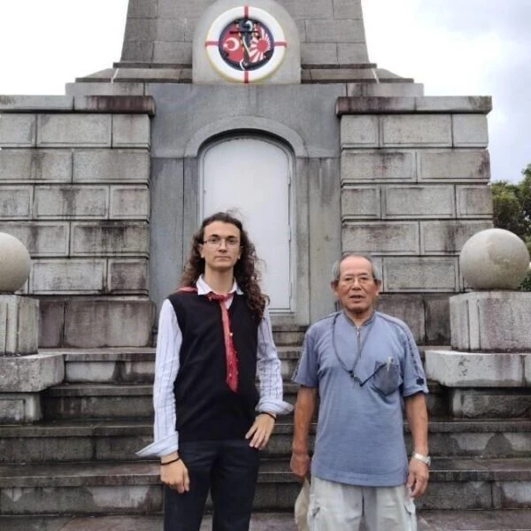 Trabzonlu öğrenci, Japonya'da Ertuğrul Fırkateyni'nin anıtına dua okuyor-5