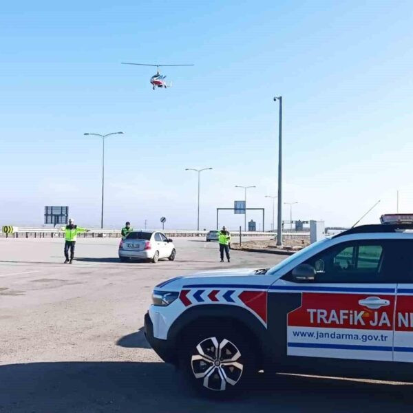 Trafik denetimi sırasında Jandarma ekipleri