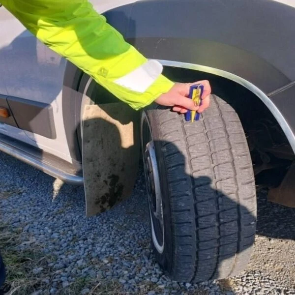 Trafik denetimi sırasında jandarma ekiplerinin kontrol ettiği araçlar.-1