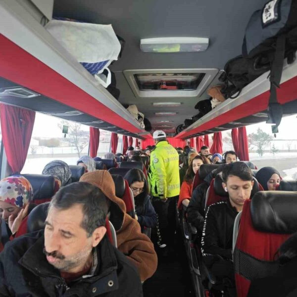 Trafik ekiplerinin otobüslerde emniyet kemeri kontrolü yaptığı bir sahne.-1