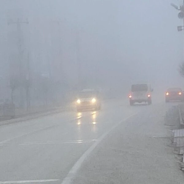 Trafik ekiplerinin sisli güzergahlarda sürücülere uyarıda bulunduğu bir sahne