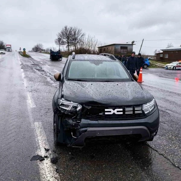 Trafik kazası sonrası hasarlı araçlar-1