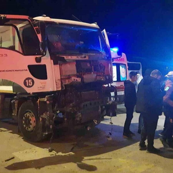 Trafik kazasında çöp kamyonu ve yolcu otobüsü-1