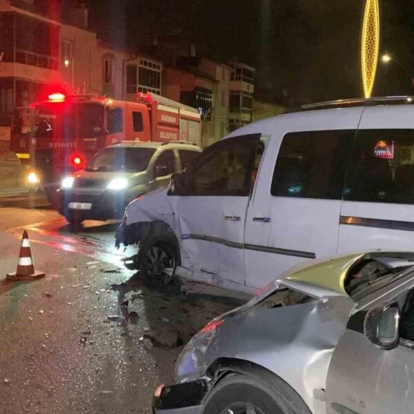 Trafik kazasında hafif ticari araç ve otomobil-1