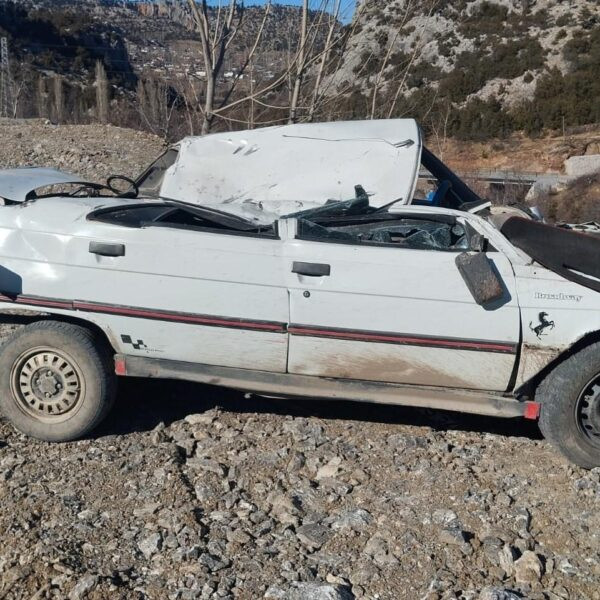 Trafik kazasında yaralı sürücü ambulansla kaldırılıyor