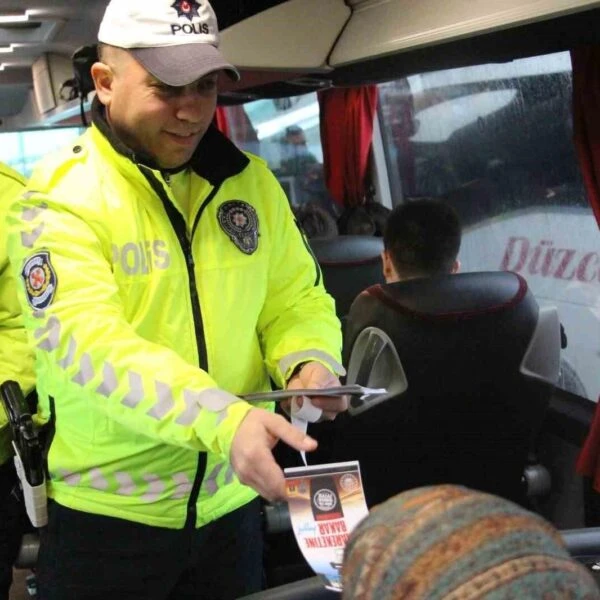 Trafik kurallarına dikkat çekmek için broşür dağıtımı yapılıyor.-2