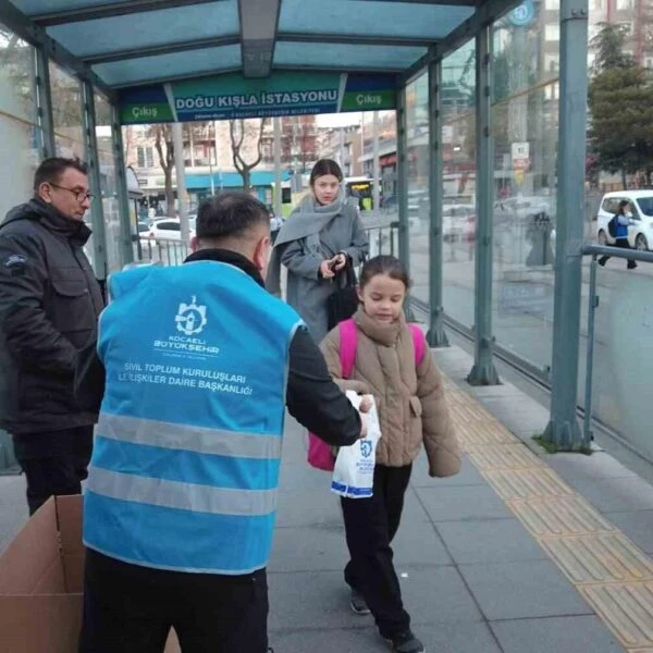 Tramvay durağında kandil simidi ikramı-2