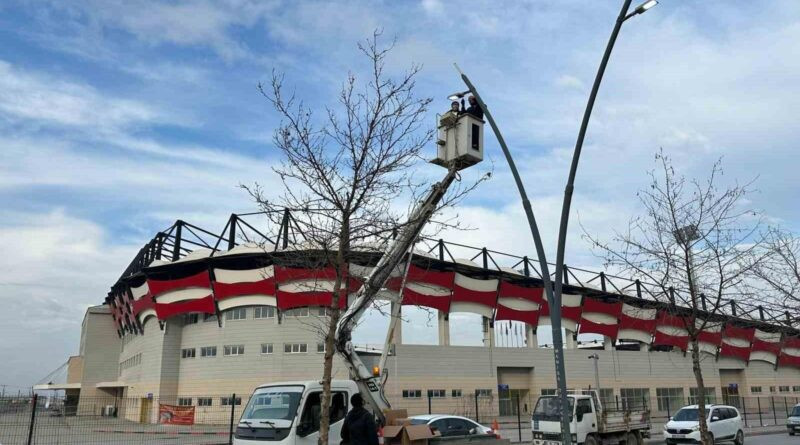 Turgutlu Belediyesi, Ergenekon Mahallesi ve Eski Manisa Yolu'nda Aydınlatma Direği Montajı Çalışmalarıyla Şehir Görüntüsünü Canlandırıyor 1