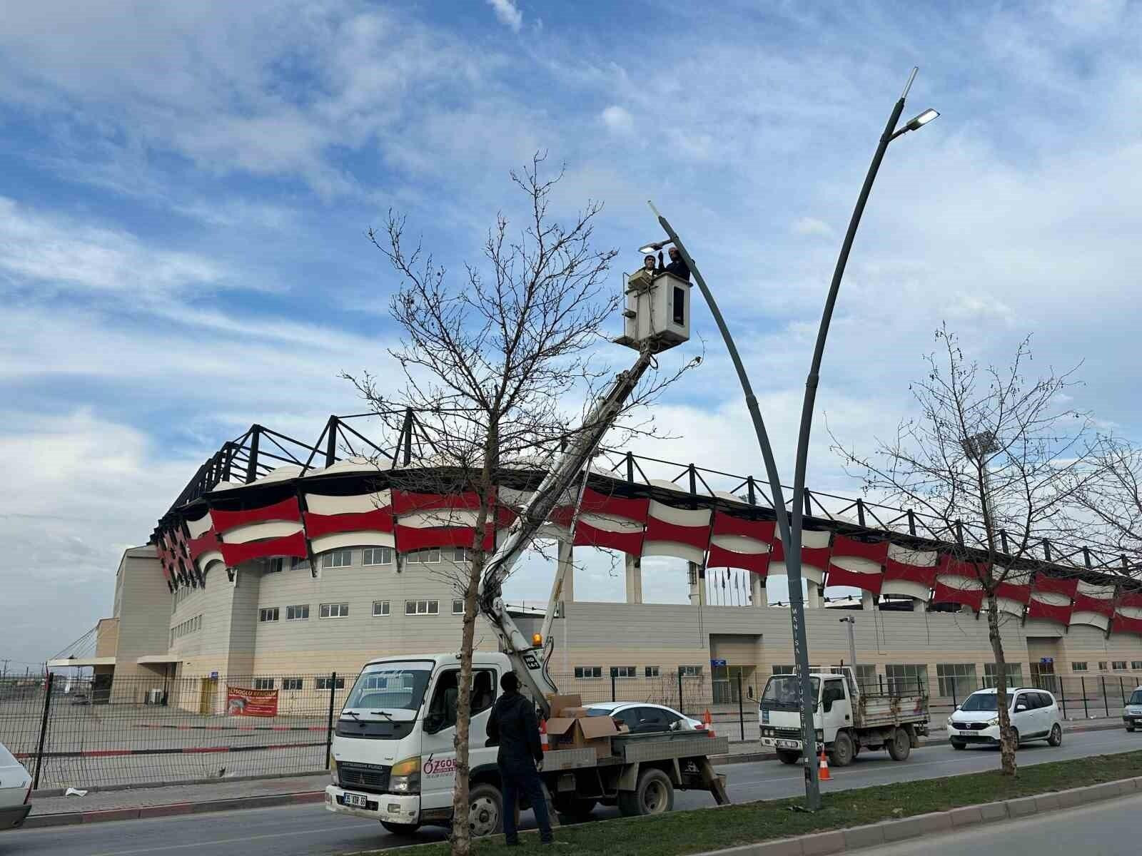 Turgutlu Belediyesi, Ergenekon Mahallesi ve Eski Manisa Yolu’nda Aydınlatma Direği Montajı Çalışmalarıyla Şehir Görüntüsünü Canlandırıyor