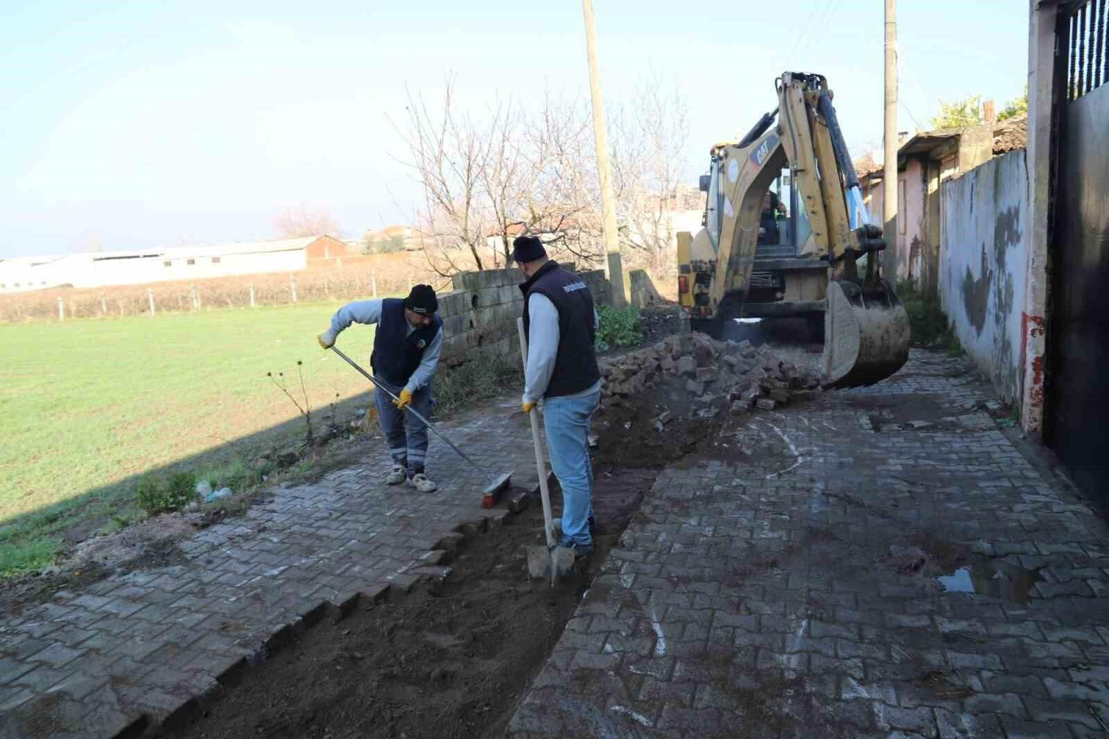 Turgutlu Belediyesi, Merkez ve Kırsal Mahallelerde Yolların Yenilenmesi ve Parke Taşı Döşeme Çalışmaları ile Vatandaşlara Konfor Sağlıyor