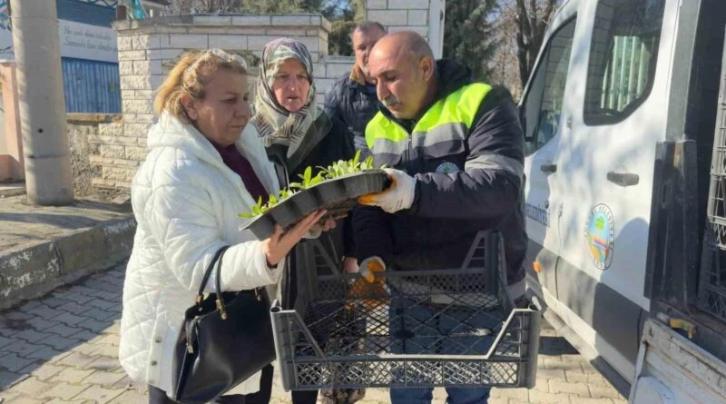 Turhal Belediyesi, Regaip Kandili'nde Vatandaşlara 3 Bin 500 Çiçek Dağıttı 1