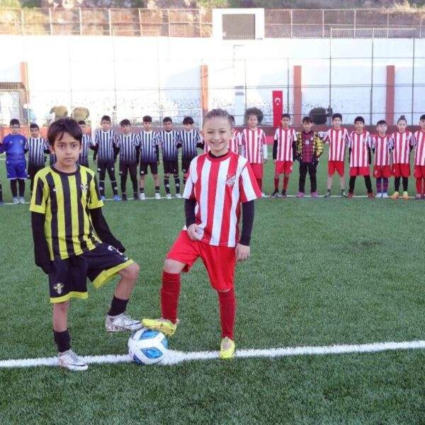 U-10 Cup futbol turnuvasında mücadele eden genç sporcular-1