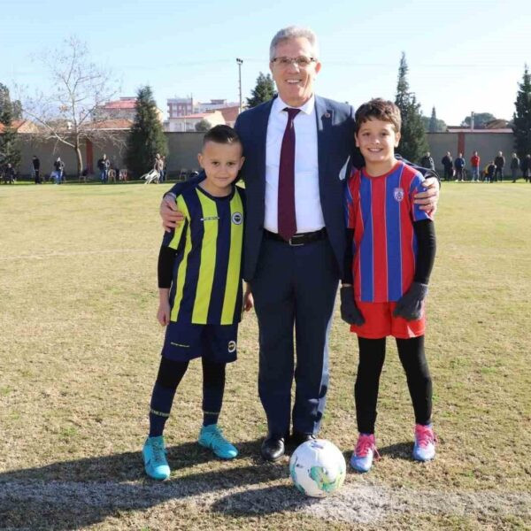 U-10, U-11 ve U-12 kategorilerinde 240 sporcunun katıldığı şenlikte futbol heyecanı yaşanıyor.-4