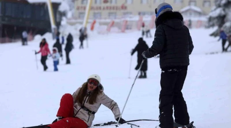 Uludağ'da Kayak Sezonu Başladı: Turistler Pistleri Doldurdu, Acemi Kayakçıların Kazaları Güldürdü 1