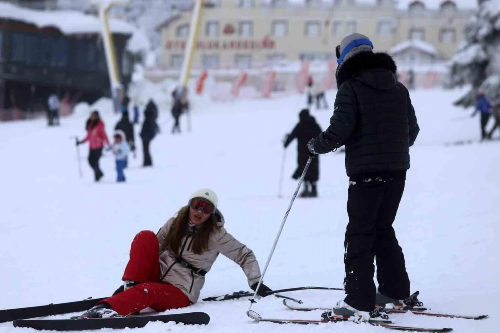 Uludağ’da Kayak Sezonu Başladı: Turistler Pistleri Doldurdu, Acemi Kayakçıların Kazaları Güldürdü