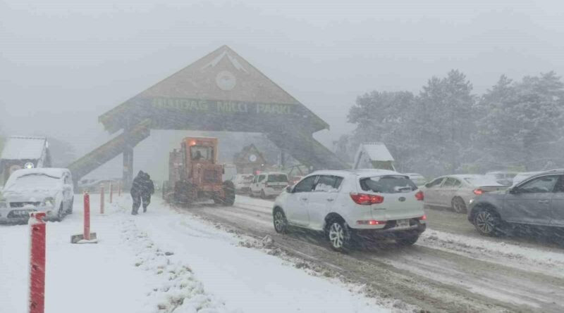 Uludağ'da Tipi Kar Yağışı: Hazırlıksız Sürücüler Zincir Satıcılarına Akın Etti 1