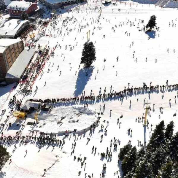 Uludağ'da yoğunluktan şikayetçi kayakçılar-8