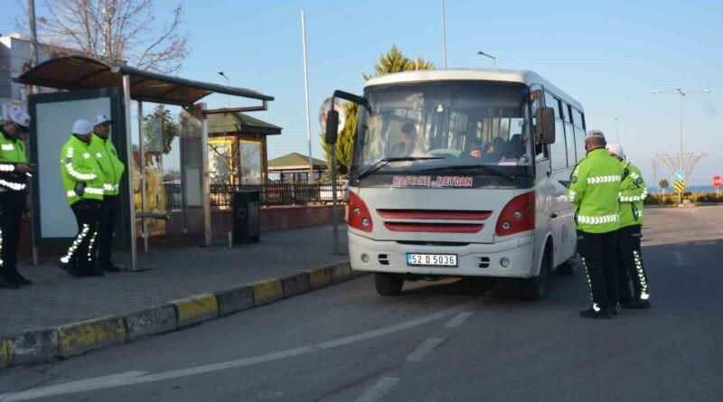 Ünye'de Aşırı Yolcu Aldığı İçin Dolmuş Sürücülerine Ceza 1