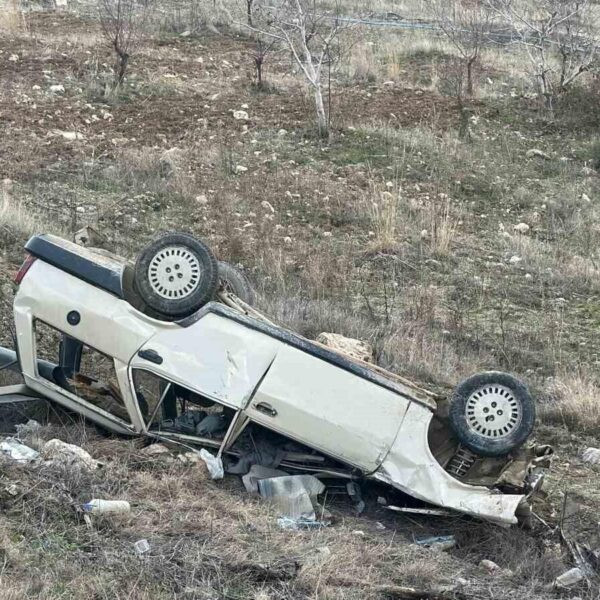 Uşak'ta karayolu üzerindeki bir otomobilin takla attığı ve tarlaya devrildiği an-3