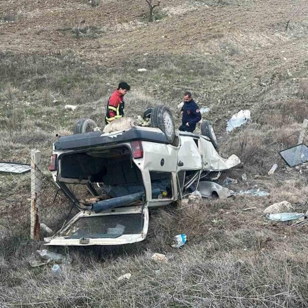 Uşak'ta karayolu üzerindeki bir otomobilin takla attığı ve tarlaya devrildiği an-5