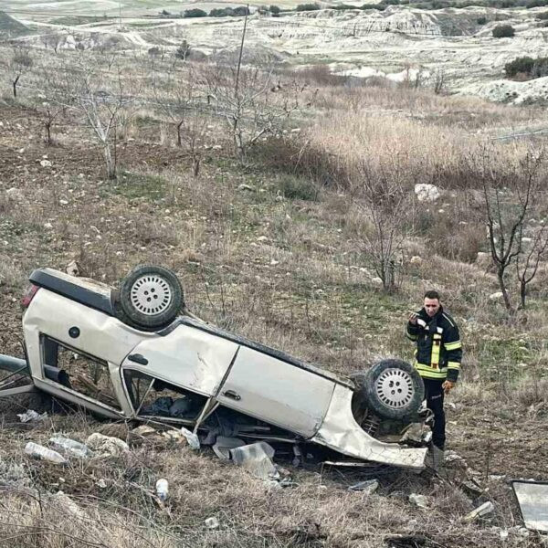 Uşak'ta karayolu üzerindeki bir otomobilin takla attığı ve tarlaya devrildiği an-7