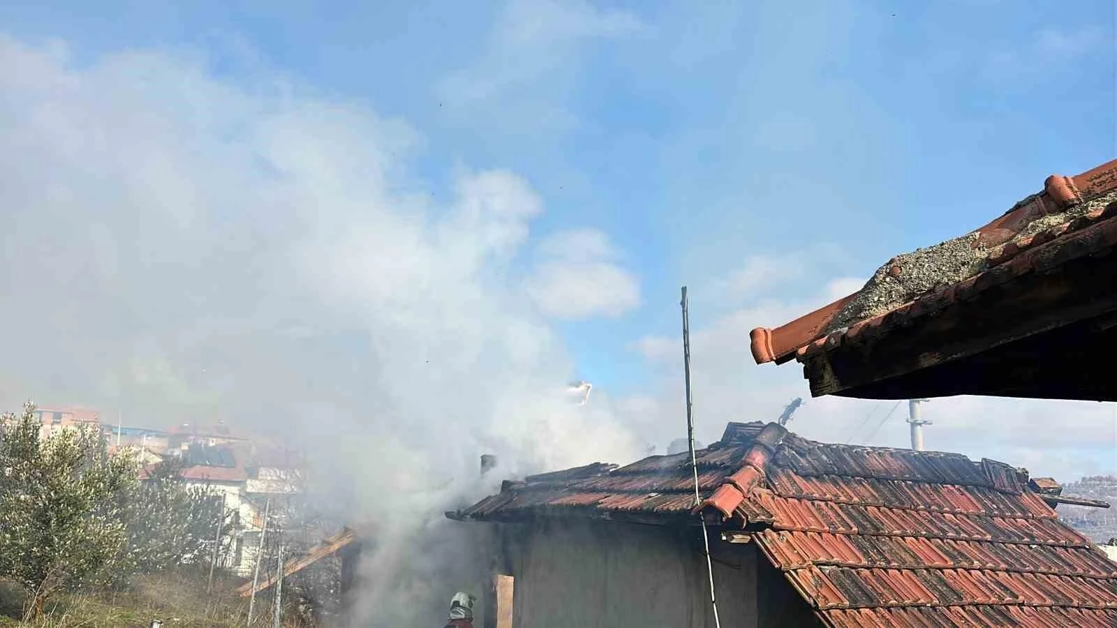 Uşak’ta Musa Taş’ın Evi Yangında Kullanılamaz Hale Gelir