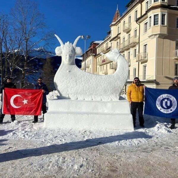 Uşak Üniversitesi Takımı Dünya Kar Festivali'nde birincilik ödülü kazandı.-1