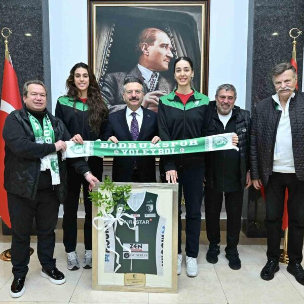 Vali Aksoy, Bodrumspor Kadın Voleybol Takımı sporcularıyla fotoğraf çektiriyor.