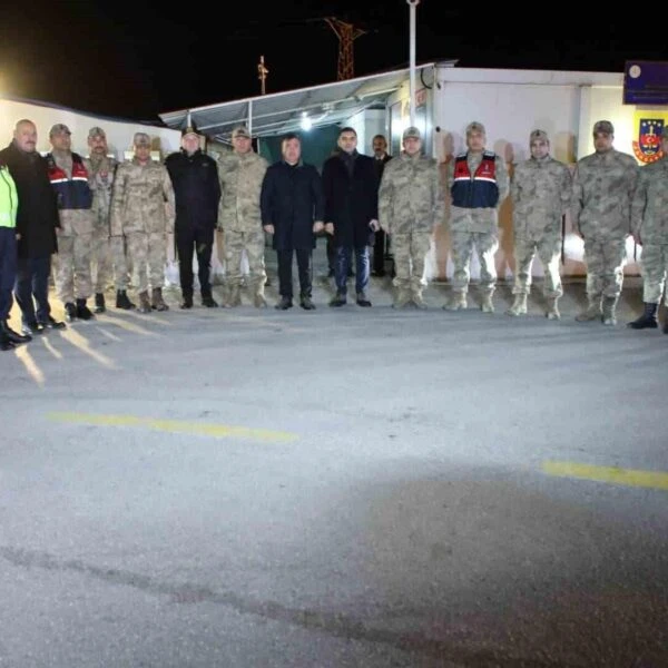 Vali Aydoğdu'nun jandarma ve polis ekipleriyle birlikte fotoğraf çektiği bir kare.-2