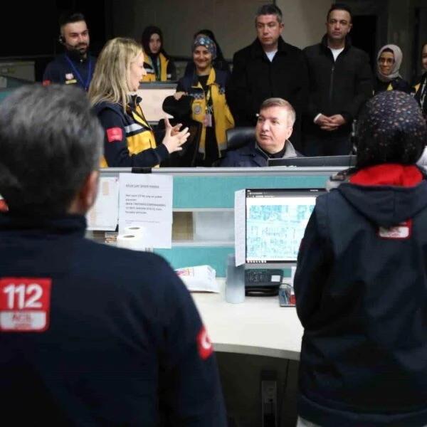 Vali Aydoğdu'nun jandarma ve polis ekipleriyle birlikte fotoğraf çektiği bir kare.-4