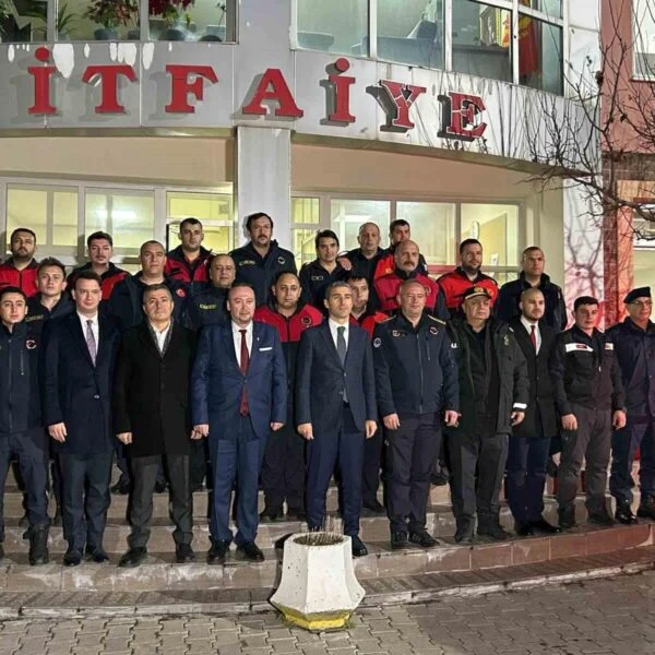 Vali Naci Aktaş, Jandarma Uygulama Noktasında görevli jandarma personelleriyle yeni yıl kutluyor.-3