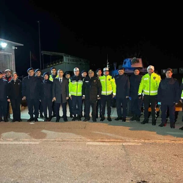 Vali Naci Aktaş, Jandarma Uygulama Noktasında görevli jandarma personelleriyle yeni yıl kutluyor.-9