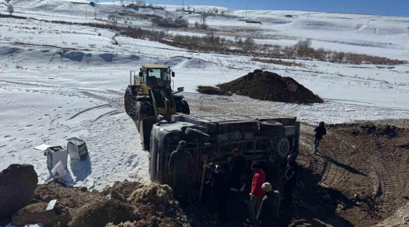 Van Başkale'de Kontrolü Kaybeden Kamyon Şarampole Yuvarlandı, Sürücü Yaralı Kurtuldu 1