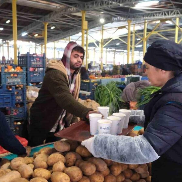 Vatandaşlar çorba ikramından yararlanıyor-2