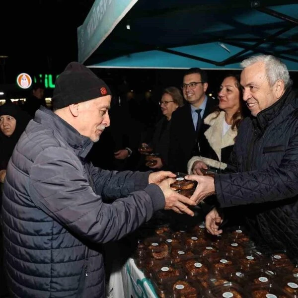 Vatandaşlar ile birlikte kandil simidi dağıtan Nilüfer Belediye Başkanı Şadi Özdemir-2