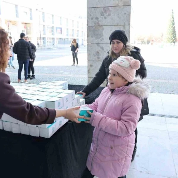 Vatandaşlar ile birlikte kandil simidi dağıtan Nilüfer Belediye Başkanı Şadi Özdemir-4