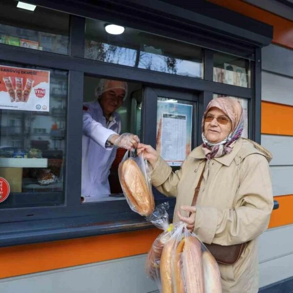 Vatandaşların Halk Ekmek büfelerinden alışveriş yaptığını gösteren bir fotoğraf-2