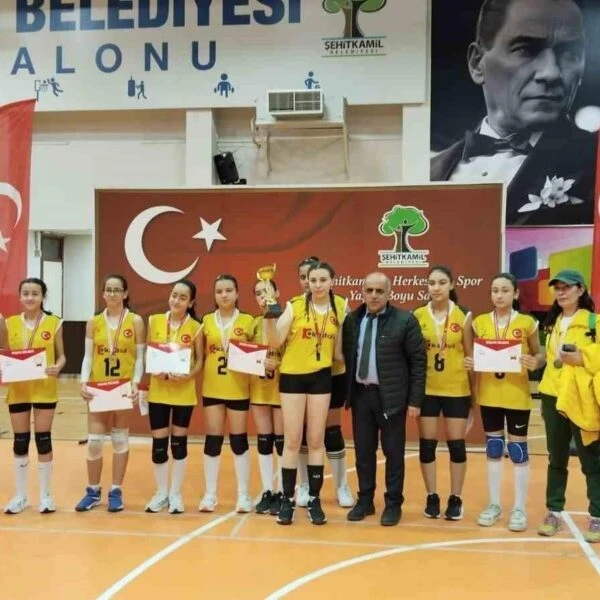 Voleybol Yıldız Kızlar turnuvasında öğrenciler-1