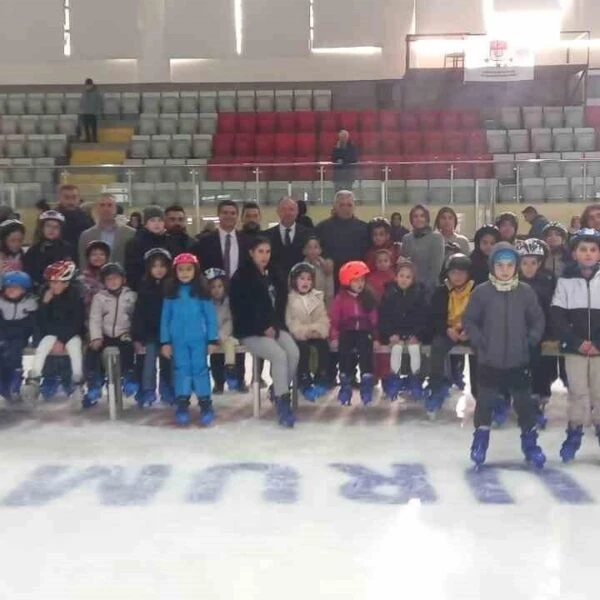 Yakutiye 500'lük Buz Hokeyi Salonu'nda öğrenciler ve aileleri buz pateni keyfi ile coşku dolu bir gün geçirdi-2