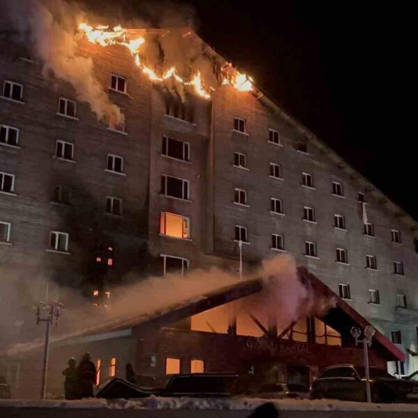 Yangında zarar gören otel-2