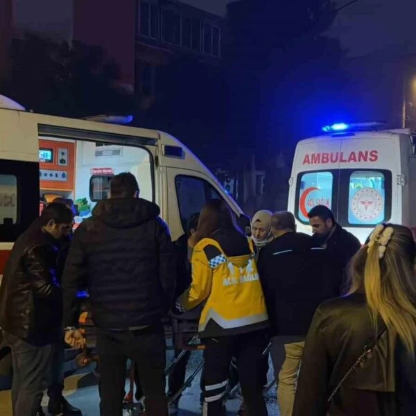 Yaralı insanlar ambulansa bindiriliyor-2