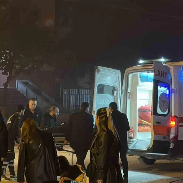 Yaralı insanlar ambulansa bindiriliyor-4