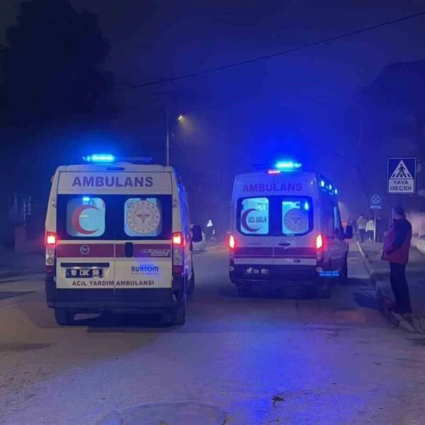 Yaralı insanlar ambulansa bindiriliyor-6