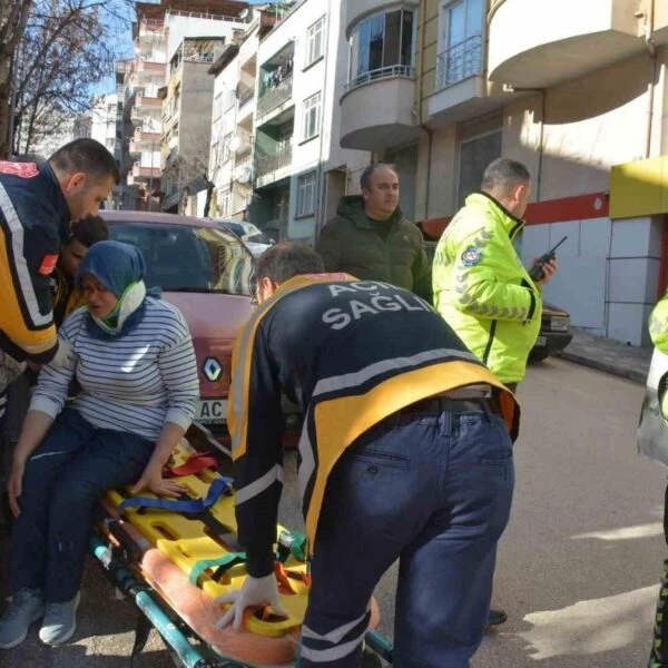 Yaralı kadın hastaneye kaldırılıyor