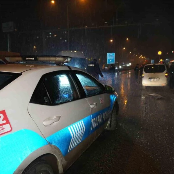 Yaralı sürücü ambulansla hastaneye kaldırılıyor-4